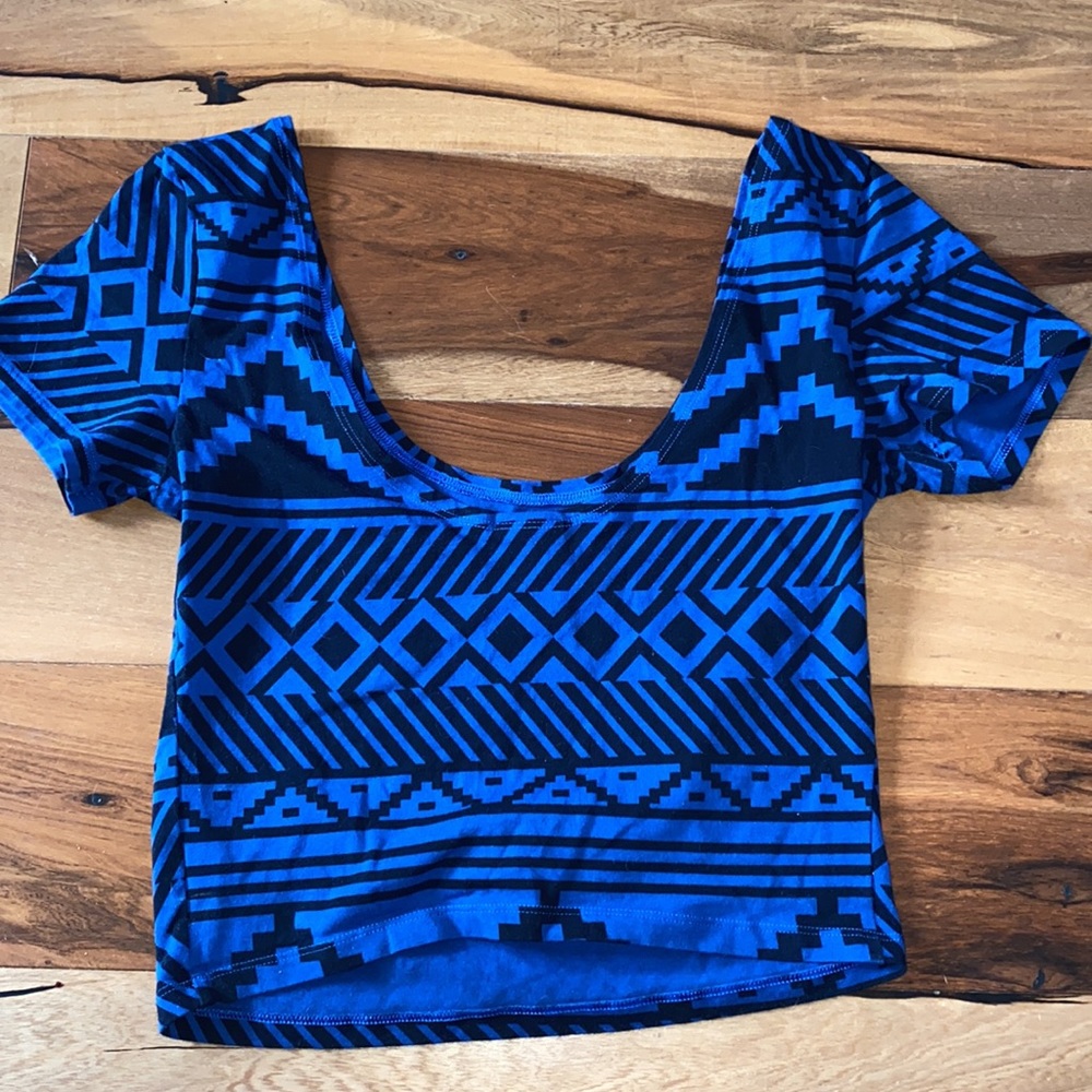 LIKE NEW ~ VICTORIAS SECRET PINK VINTAGE AZTEC SCOOP NECK CROP SHIRT - Picture 3 of 3